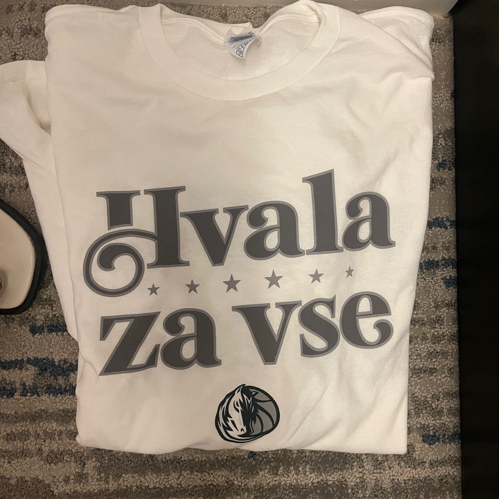 Luka “thanks for the memories” Lakers at Mavericks season ticket tee shirt xl
